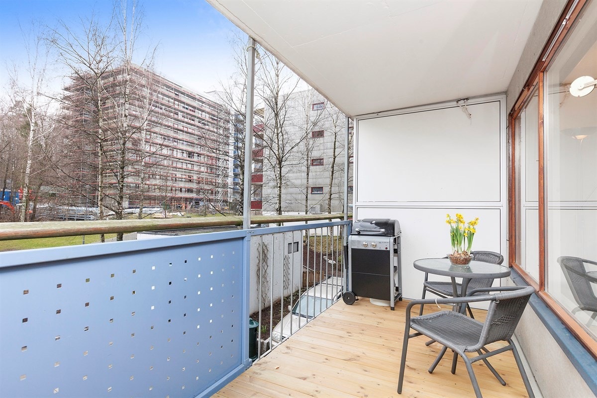 Leiligheten har en hyggelig balkong med ettermiddagssol Galleribilde