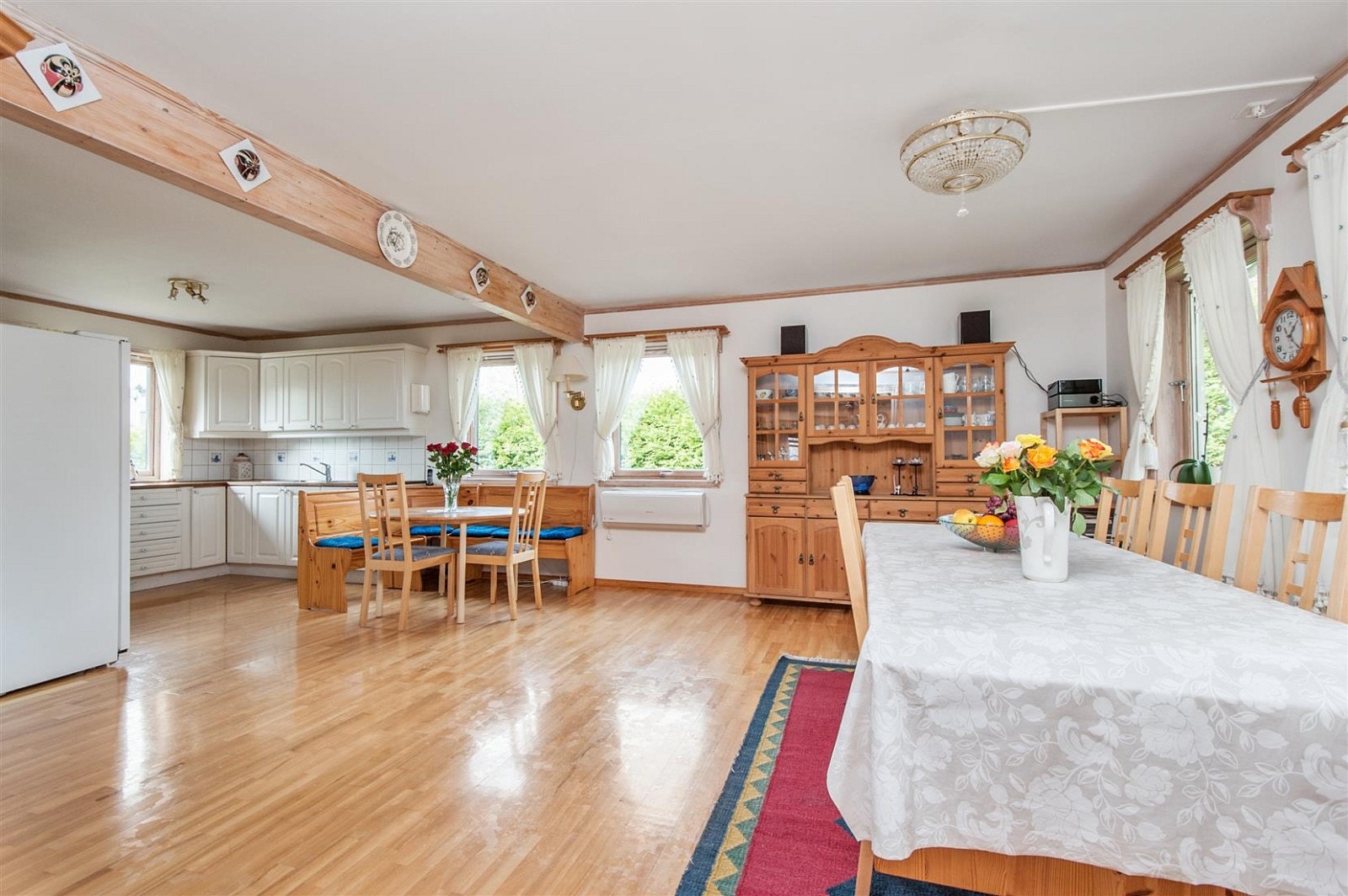 Stort kjøkken med plass til spisebord i tillegg til spisestuebord/langbord. Galleribilde