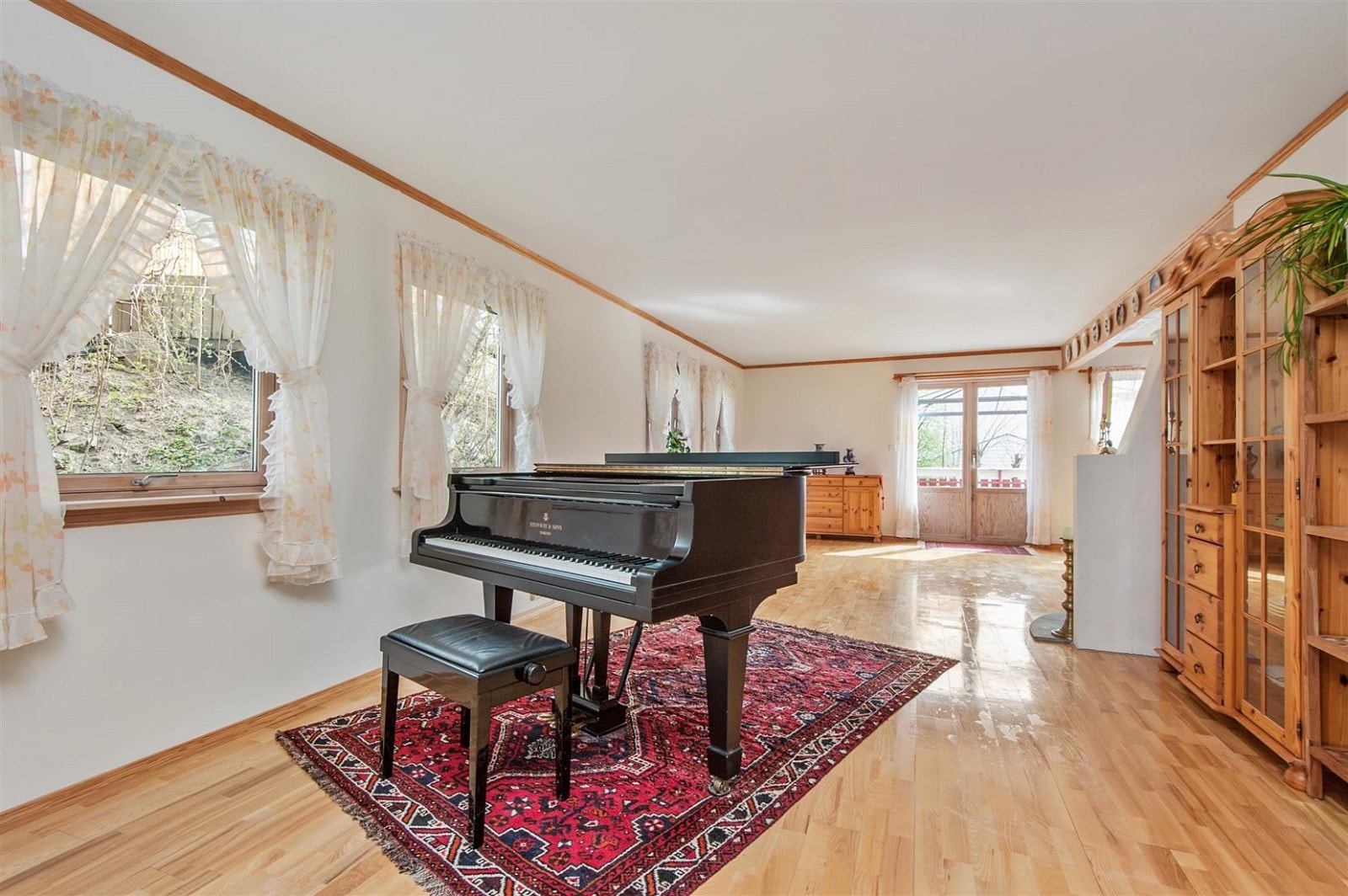 Eller plass til flygel om det er et ønske. I bakkant av bildet ser du utgangen til den store terrassen over garasjen. Galleribilde