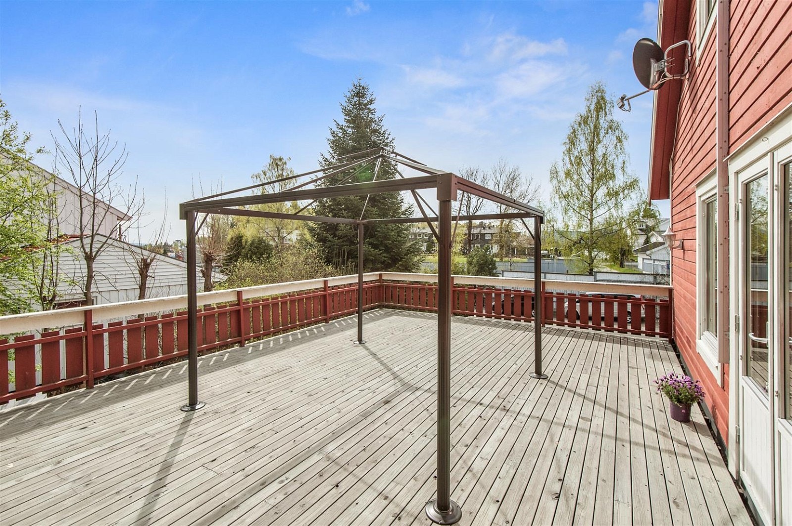 Her fra terrassen over garasjen med gode solforhold. Galleribilde