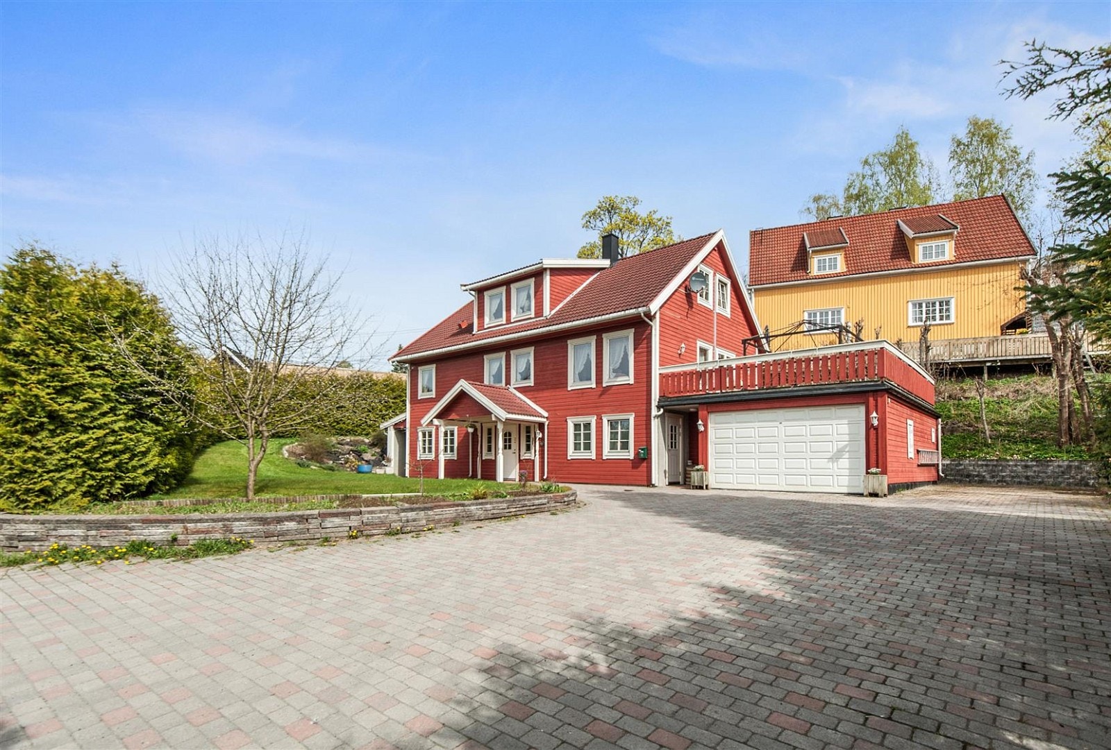 Gårdsplassen og dobbel garasje fra 2003. Galleribilde