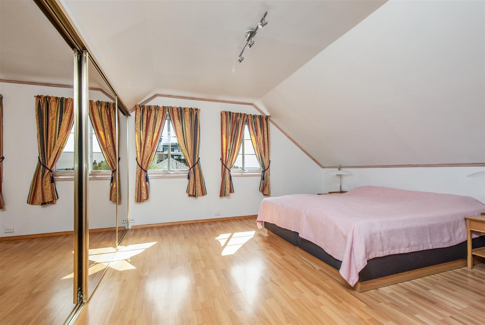 Hovedsoverommet i 2. etg er meget romslig med stort skyvedørsgarderobe. Galleribilde