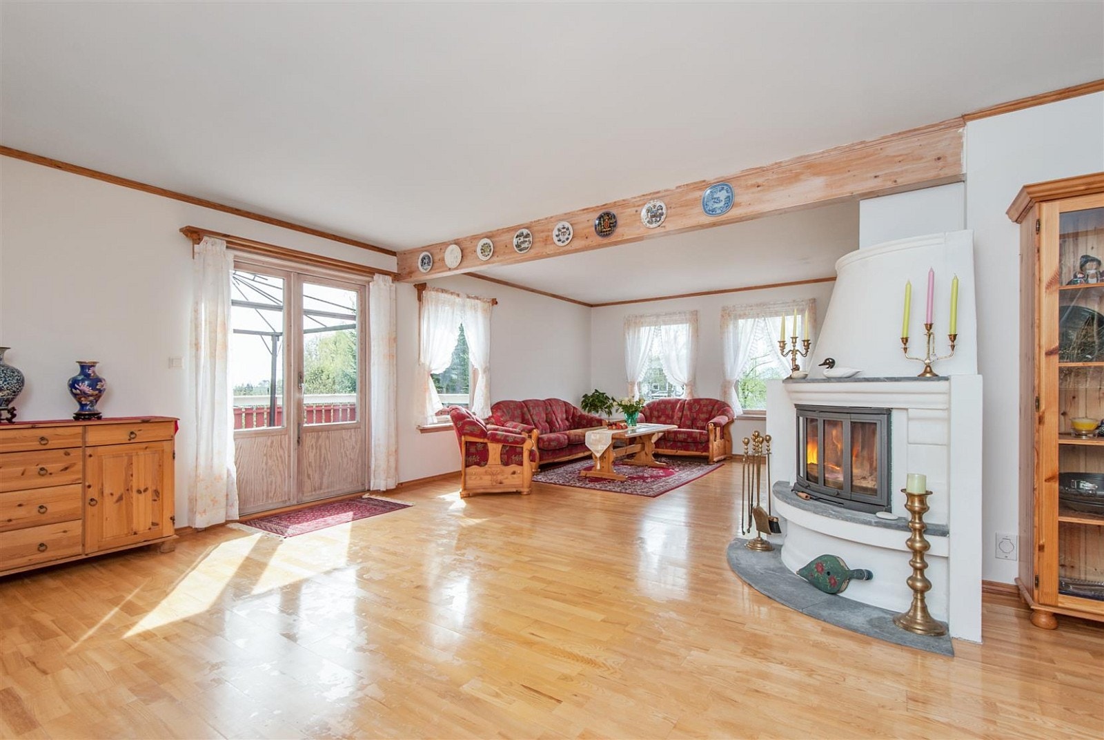 Koselig med peis i stuen. Galleribilde