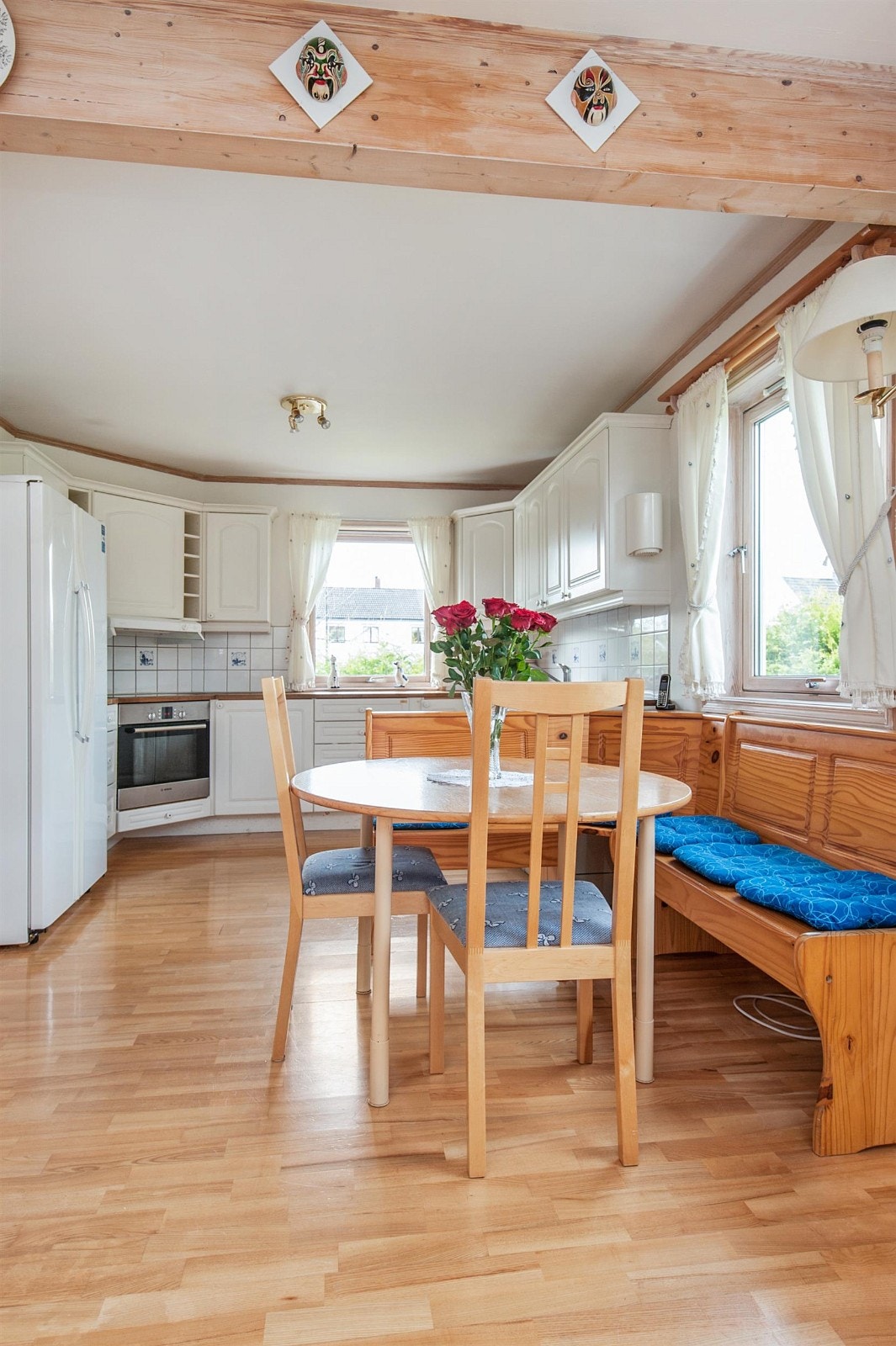 Her fra det store kjøkkenet som fort blir hjertet i huset. Galleribilde