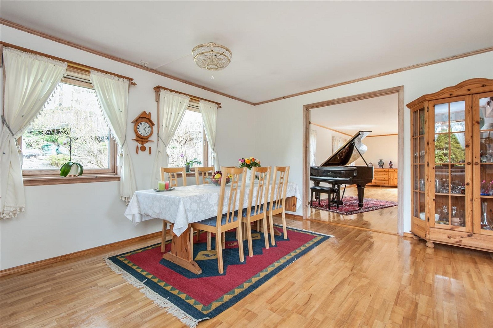 Spisestuen i tilknytning til kjøkkenet. Det er herfra adgang direkte til stuen. Galleribilde