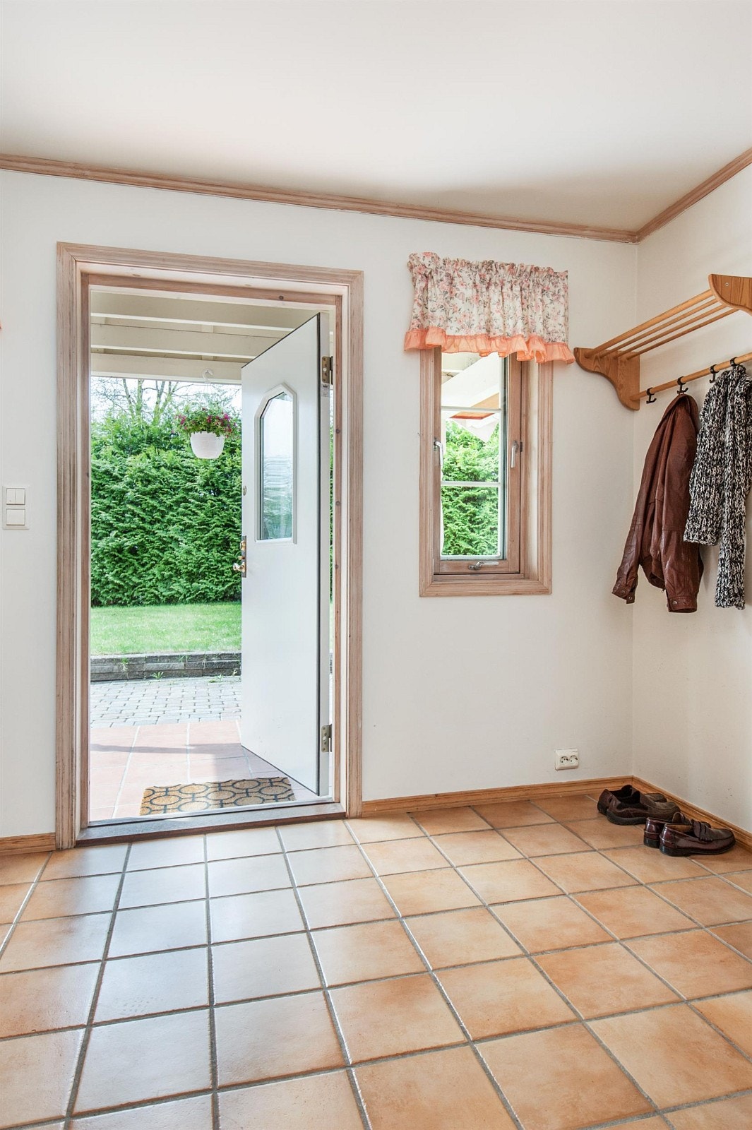 Flislagt entré/hall i underetasjen. Galleribilde