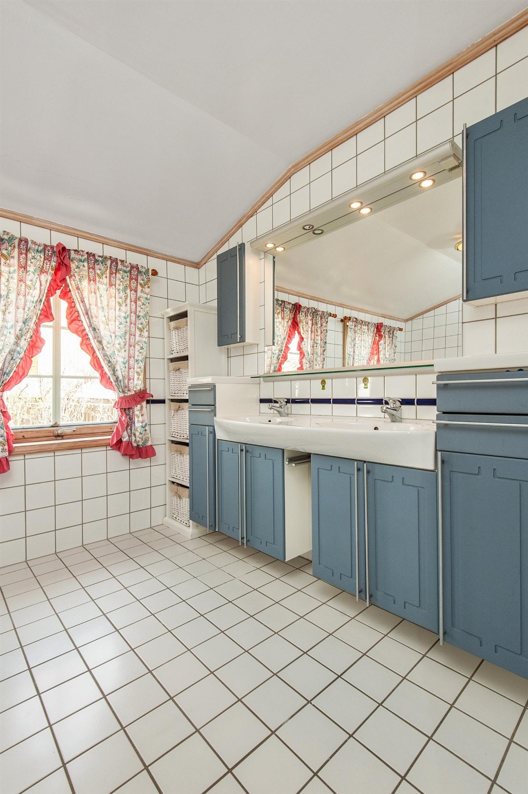 Det er i alt 4 bad i boligen. Galleribilde