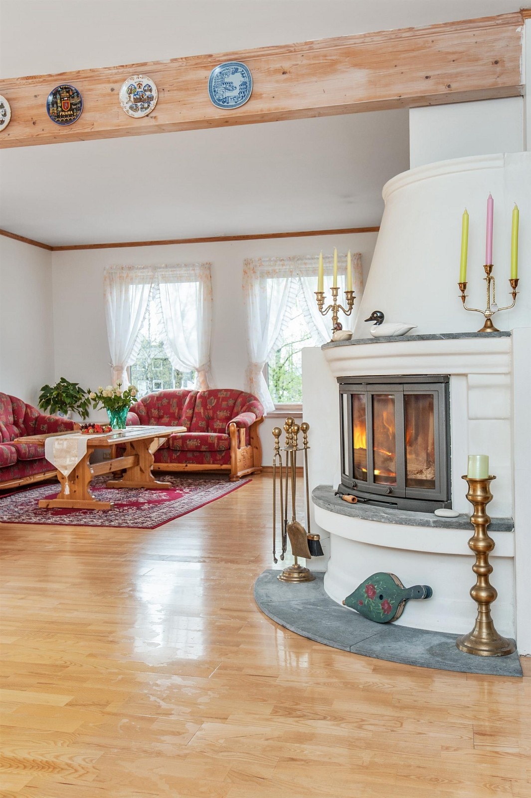 Stuen er romslig og har en L-formet planløsning. Det er godt med lys i hele stuen via de mange store vindusflatene. Galleribilde