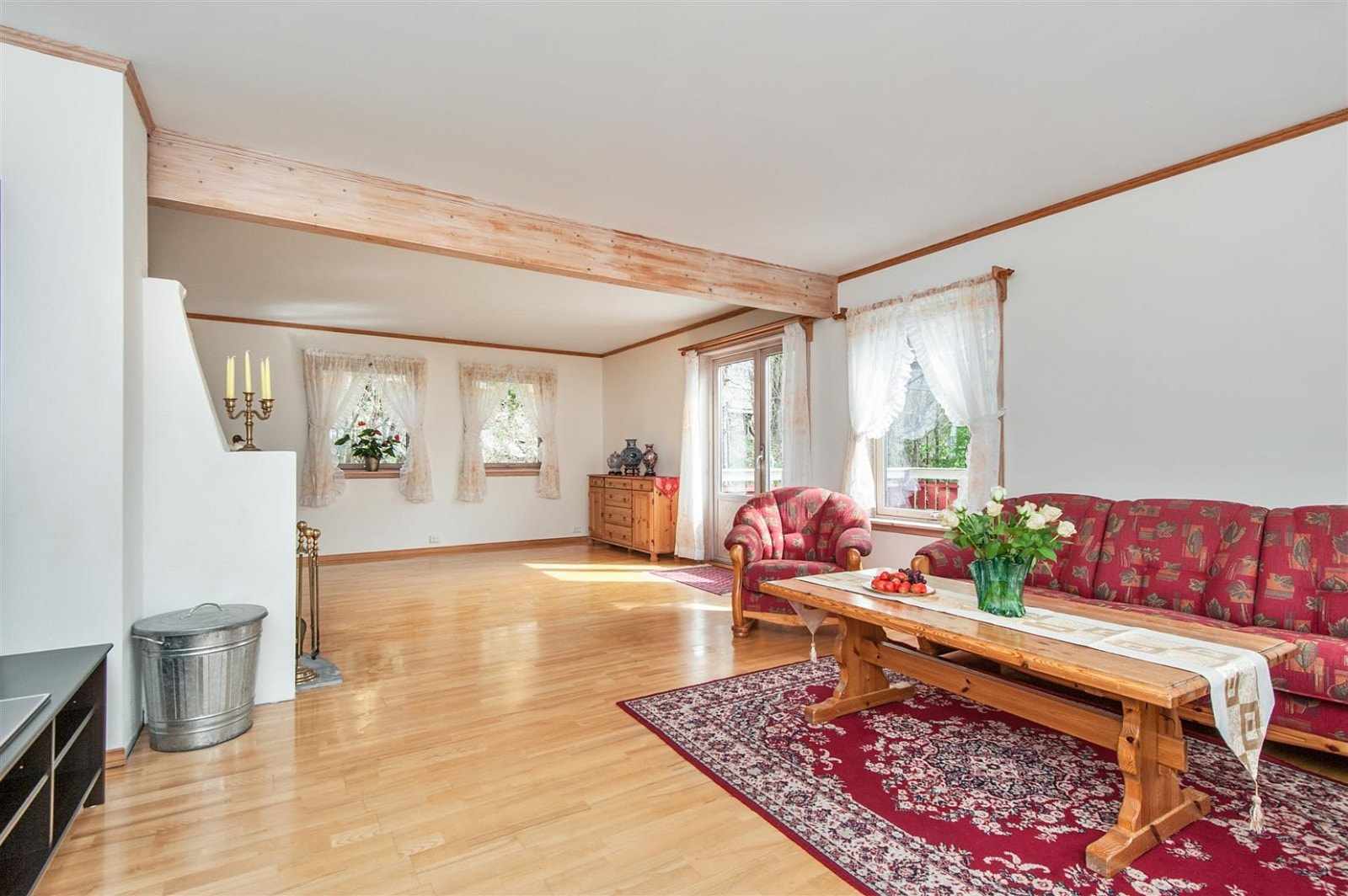 Lyse veggoverflater, gode store romløsninger og mye plass å boltre seg på for store og små. Galleribilde