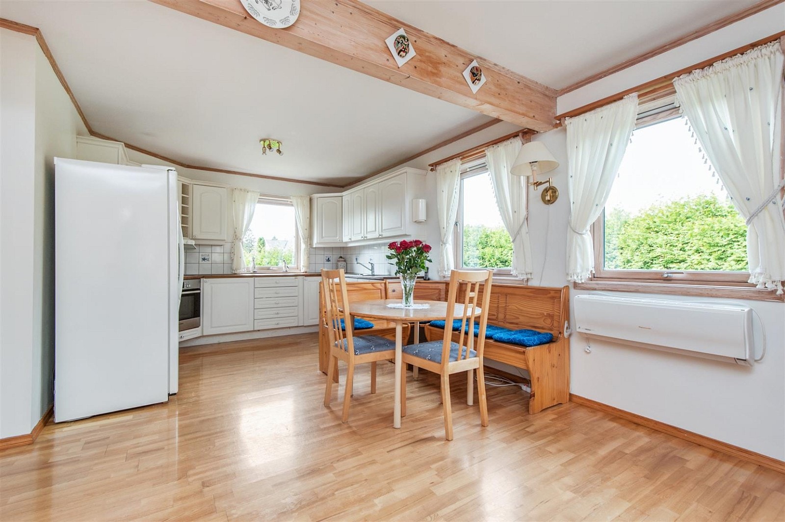 Også i dette rommet er det gode lysforhold med gjennomgående lys og vinduer på 3 sider. Det er plass til et spisebord i tillegg til spisestuebord/langbord. Galleribilde