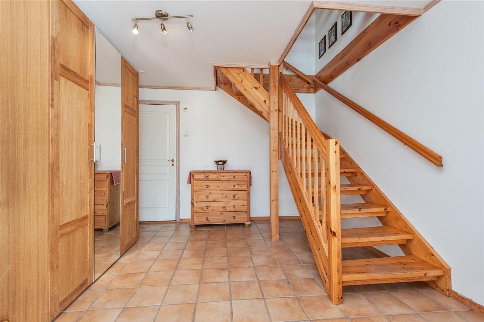 Hall i underetasjen med god plass til garderobeskap. Galleribilde