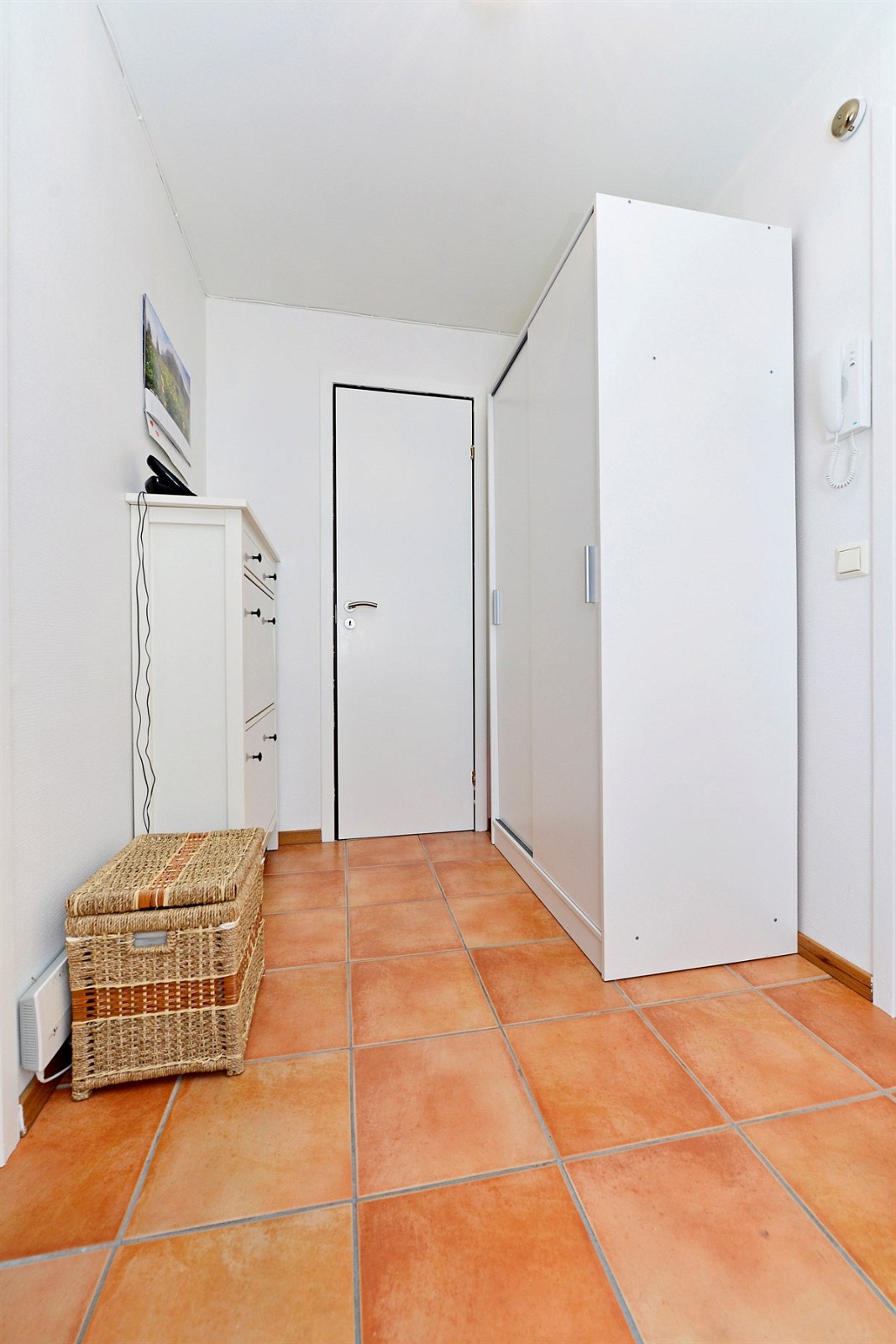 God garderobeplass i entrèen Galleribilde