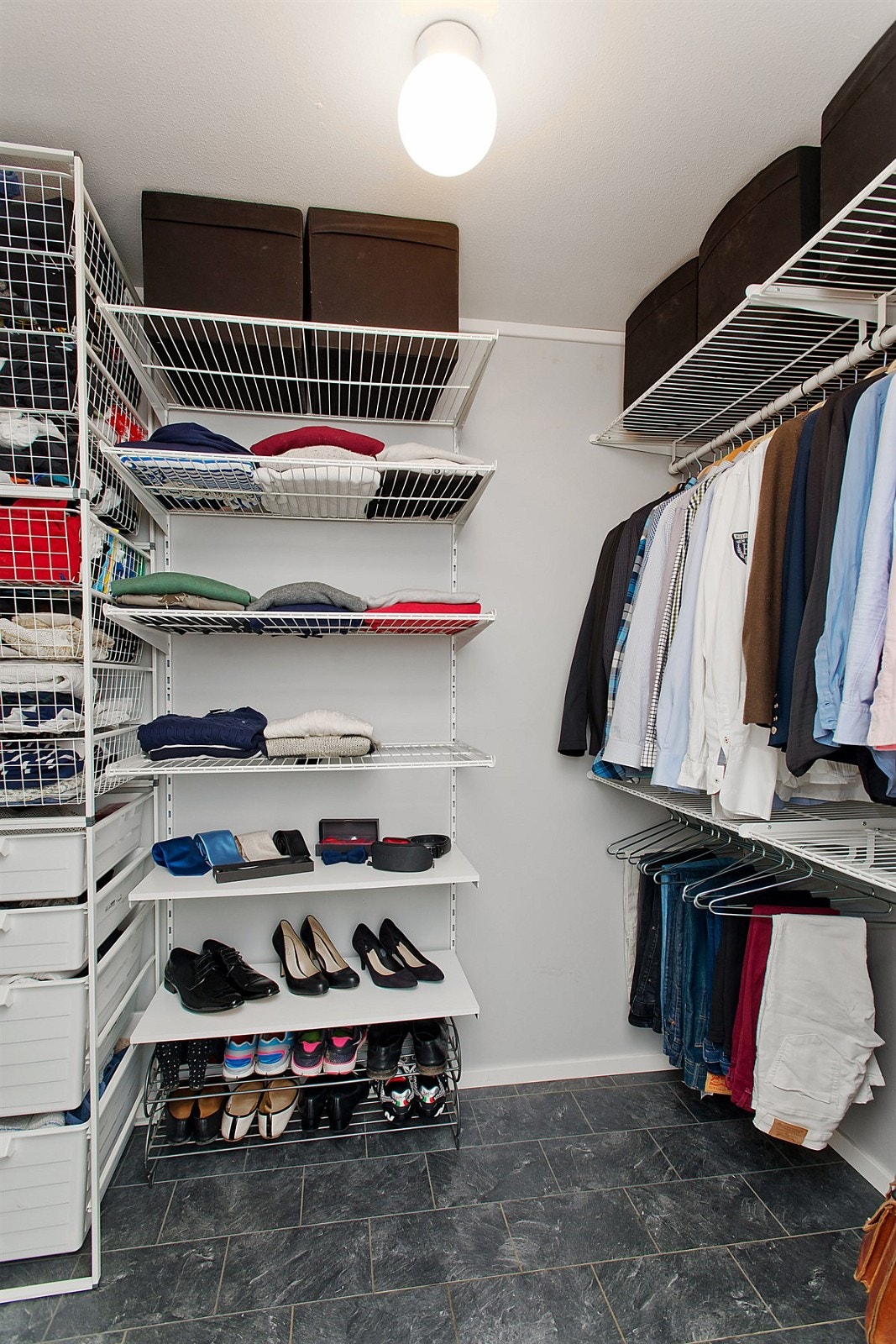 Walk-in closet med innredning Galleribilde