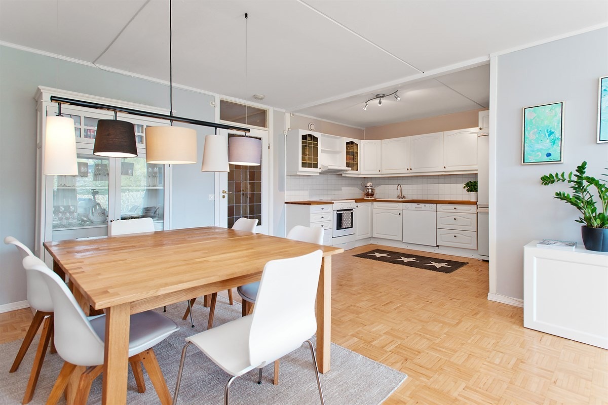 Stue med åpen kjøkkenløsning gir en god og luftig romfølelse Galleribilde