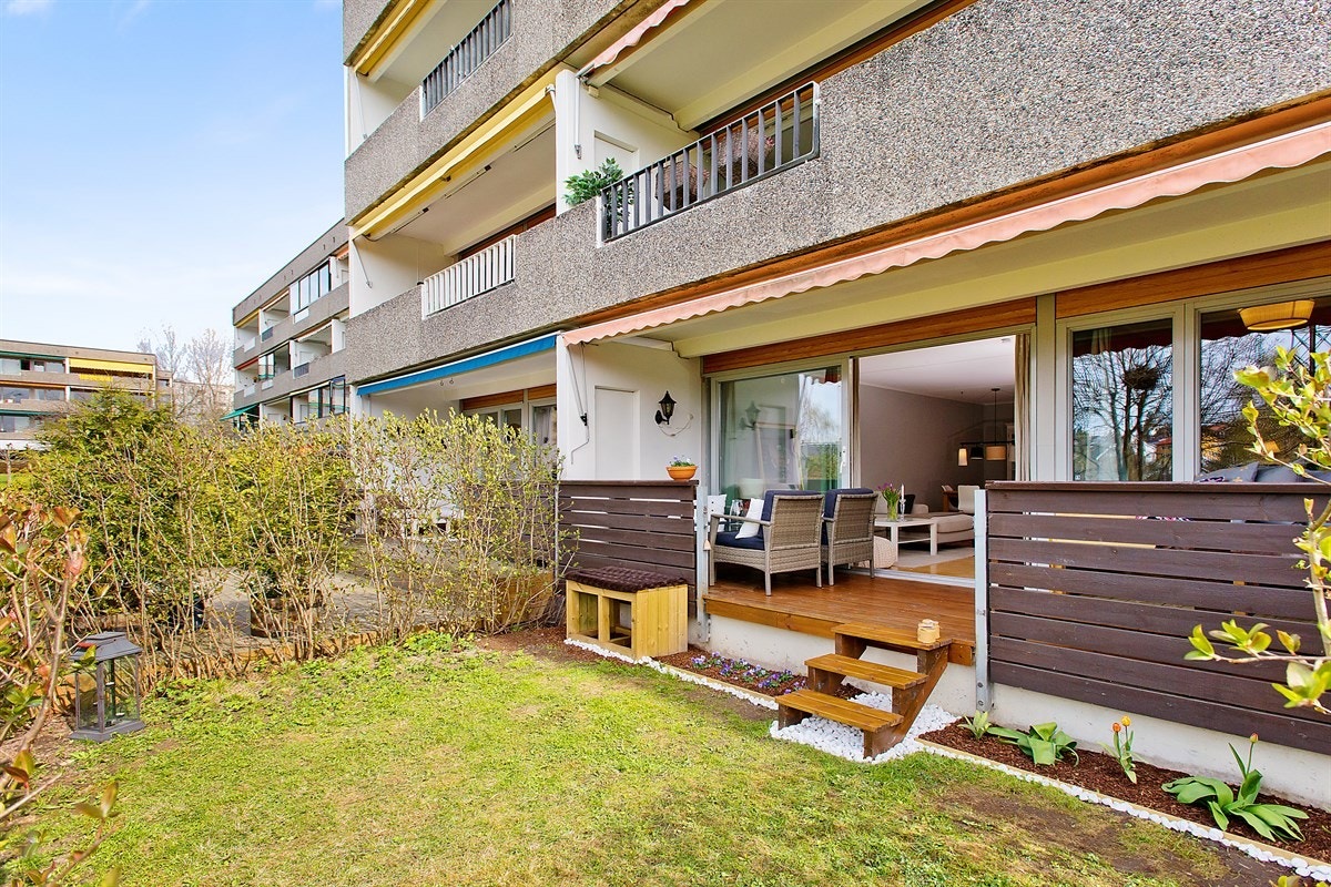 Leiligheten har en koselig og solrik hagedel med terrasseplatting. Galleribilde