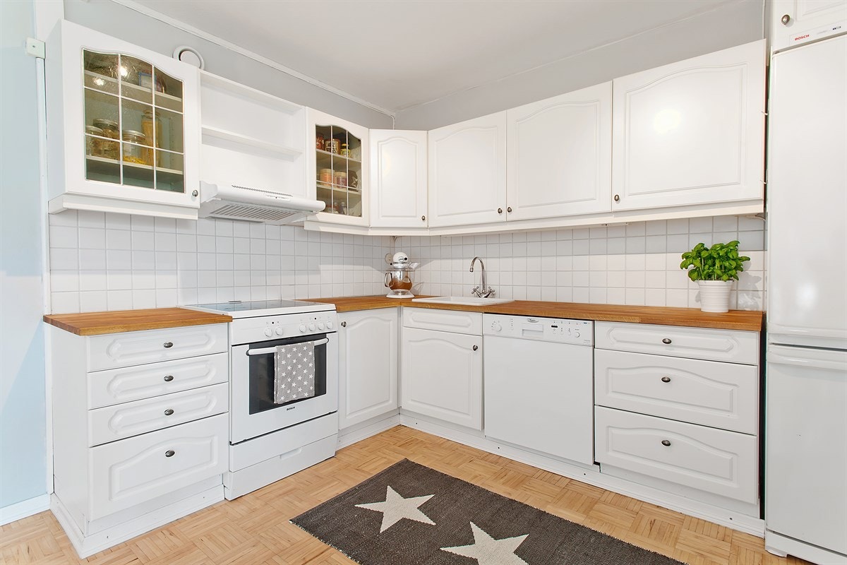 Praktisk åpent kjøkken med god skap- og benkeplass Galleribilde