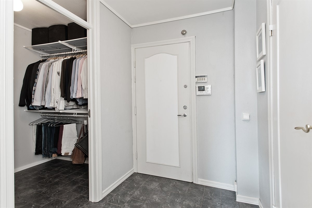 Entré med walk-in closet Galleribilde