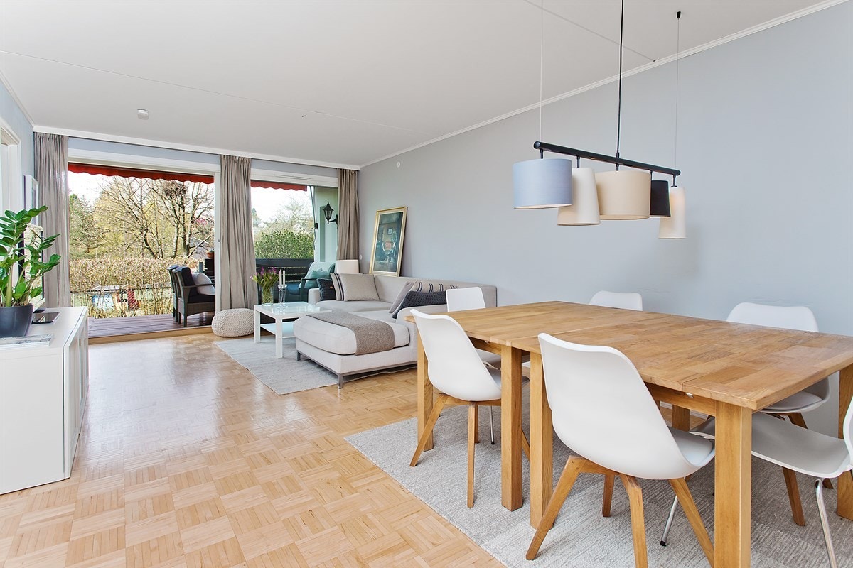 Det er god plass til både sofagruppe og spisebord i stuen Galleribilde