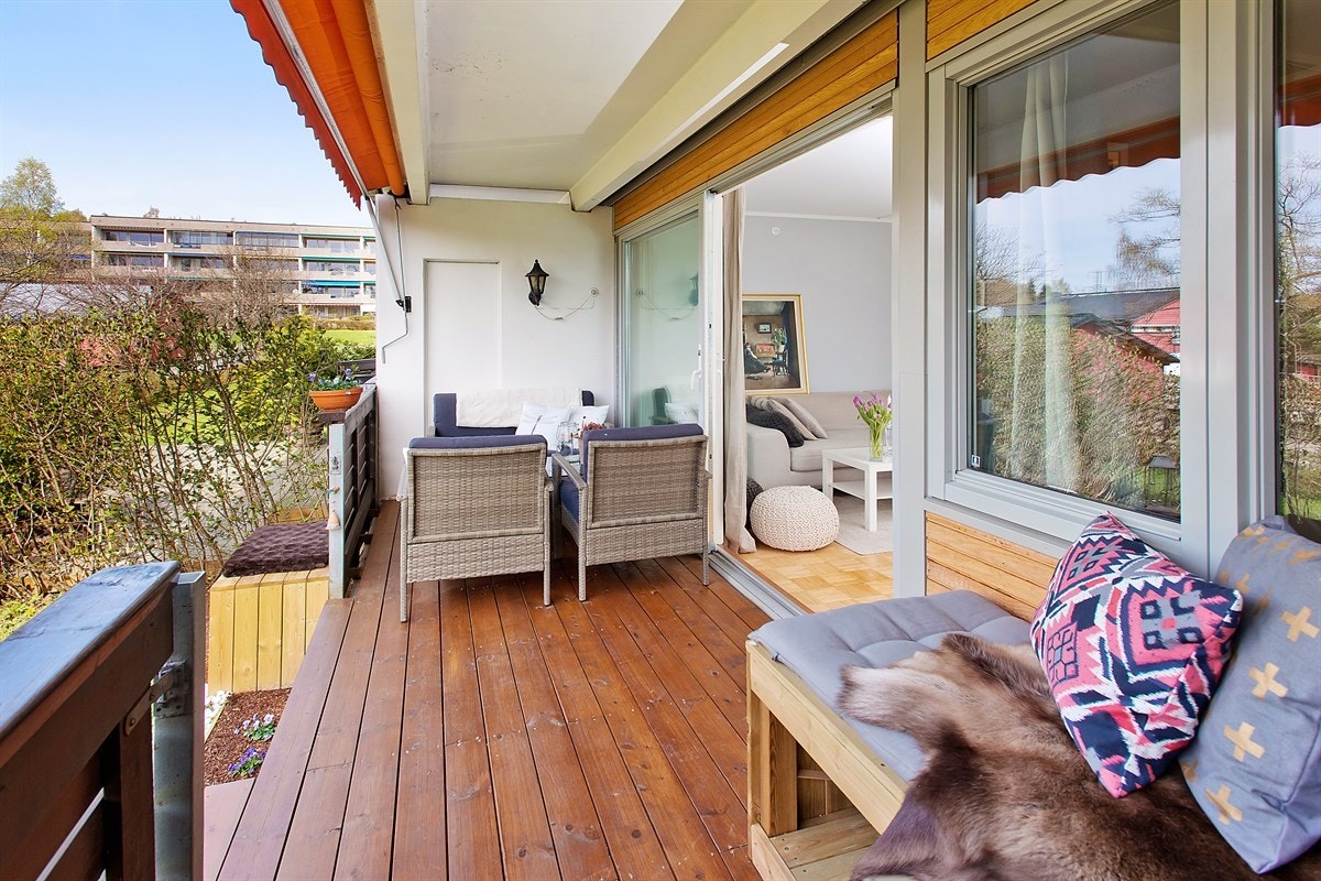 Terrasse på ca 10 kvm med trapp ned til hagedel Galleribilde