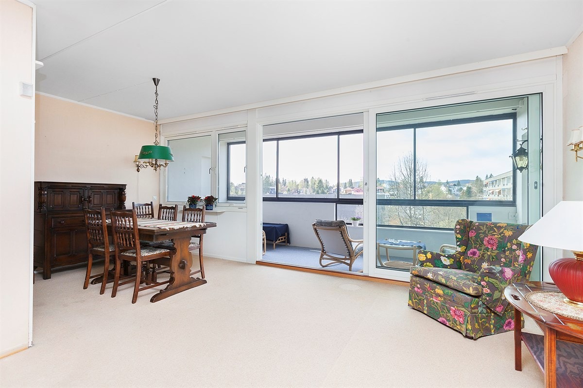 Stue med stor spiseplass. Galleribilde