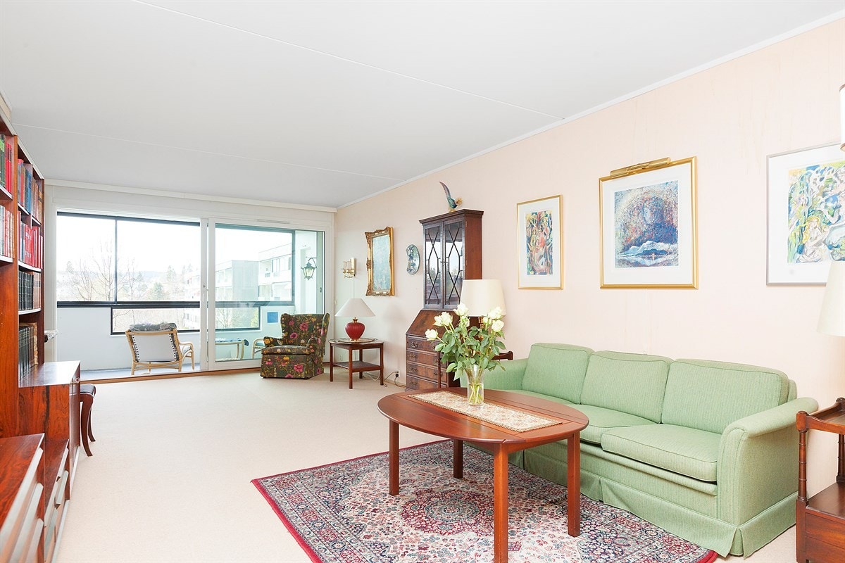 Stue med store vindusflater mot balkong. Galleribilde