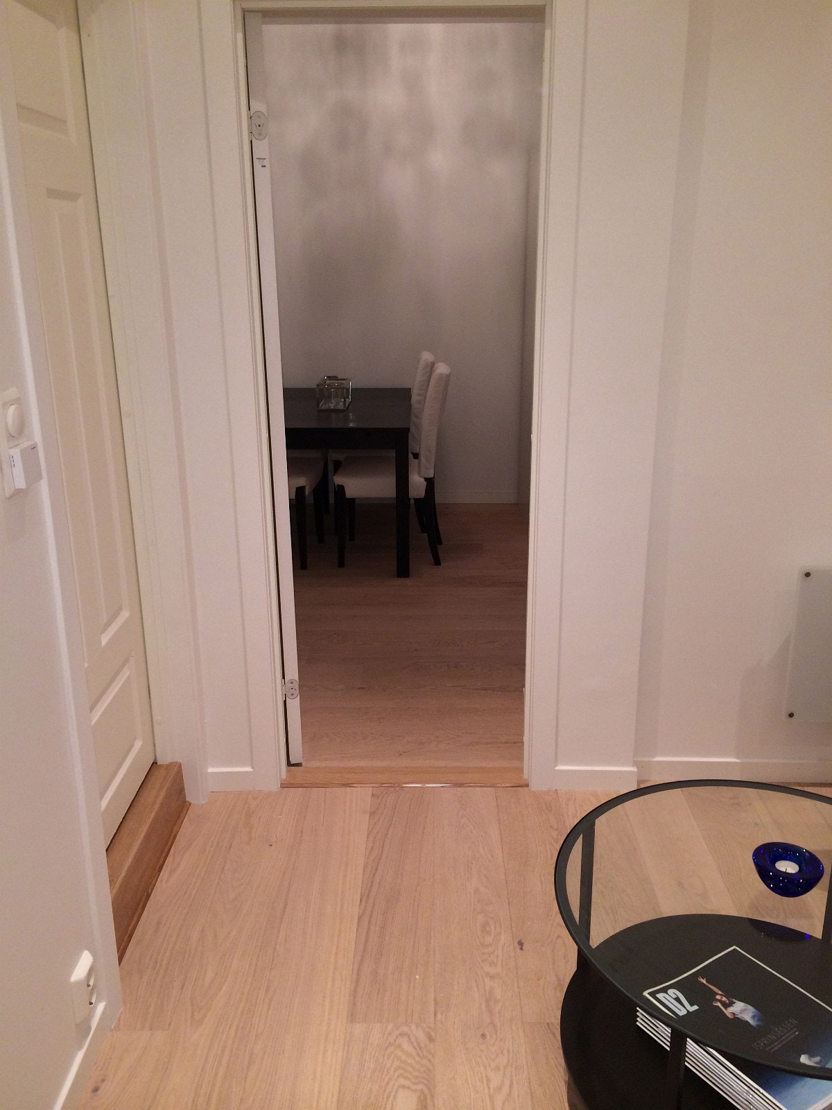 Oppholdsareal med inngang til kjøkken Galleribilde