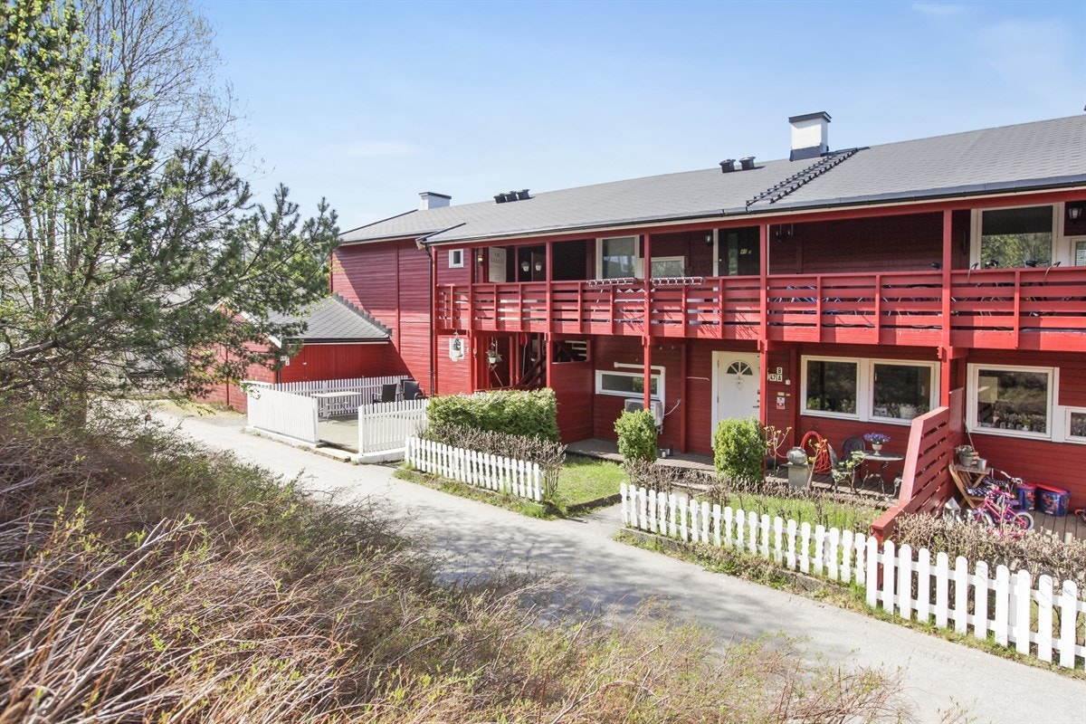 Leiligheten ligger flott til i 2 etasje på enden uten gjenboere. Solrik, vestvendt balkong med ypperlige solforhold og fin utsikt mot Røykås Galleribilde