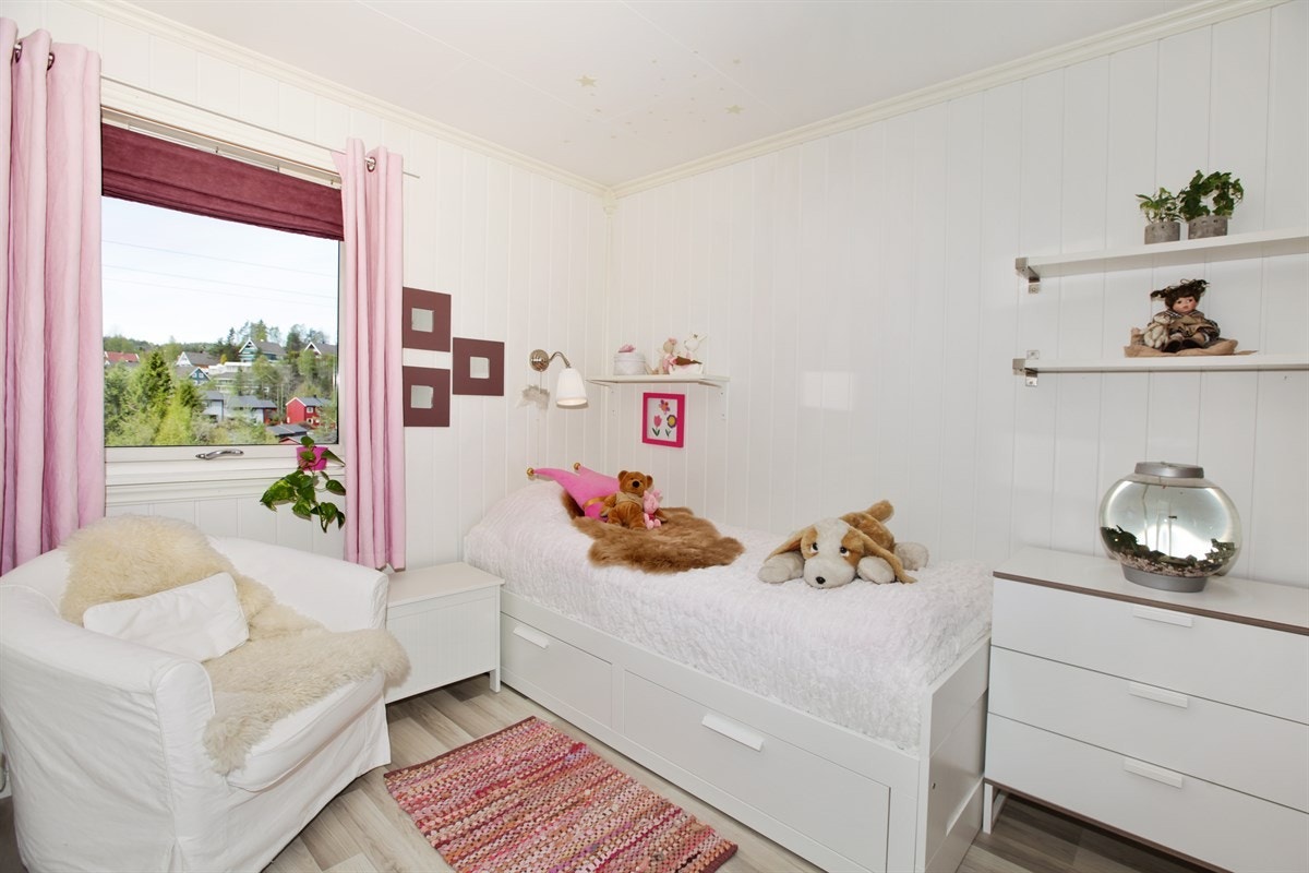 Leiligheten har to soverom, begge utstyrt med skyvedørsgarderobe Galleribilde