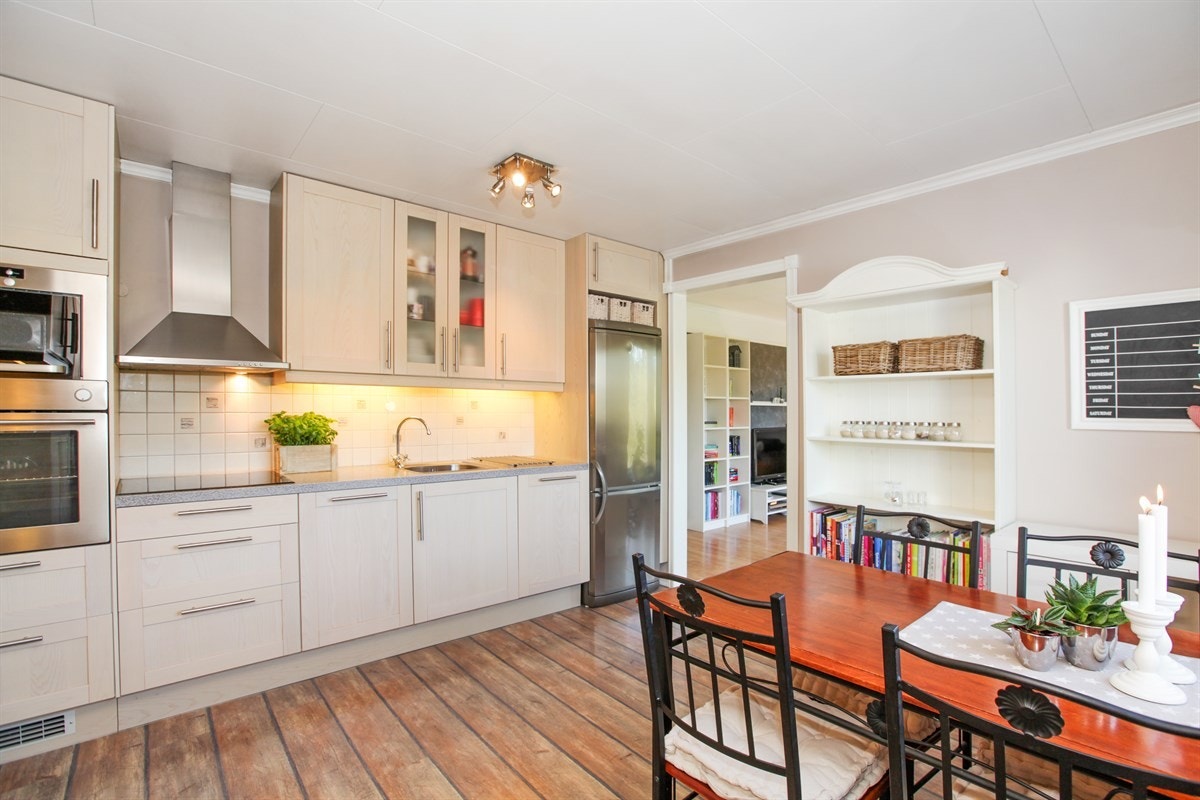 Separat kjøkken med god plass til spisebord. Galleribilde