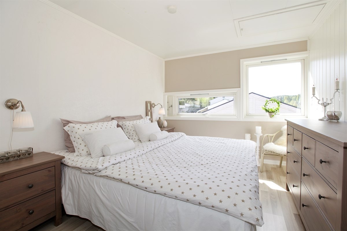 Soverom II med god plass til dobbeltseng og kommode. Galleribilde