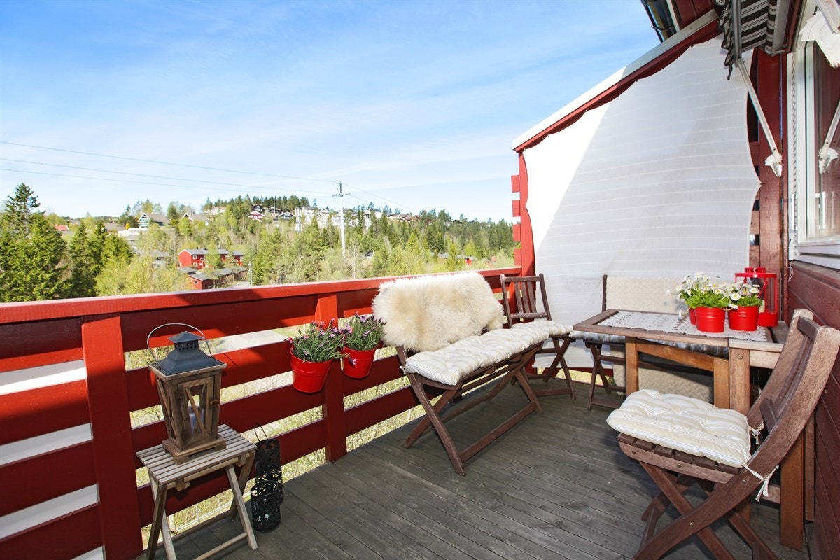 Balkong med ypperlige solforhold og fin utsikt. Balkongen vender mot vest, er usjenert og solen kan nytes til den går ned bak Røykås Galleribilde