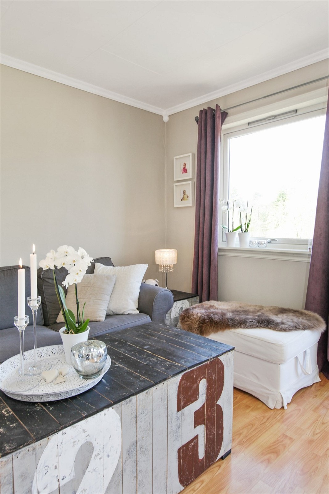 Stuen er nylig overflatebehandlet og fremstår som lys og moderne. Galleribilde