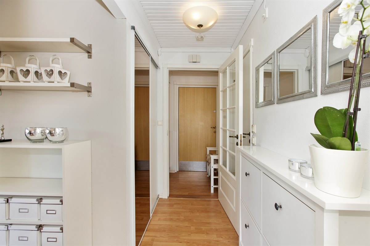 Vindfang/gang med skyvedørsgarderobe. Praktisk dør mellom vindfang og gangen. Galleribilde