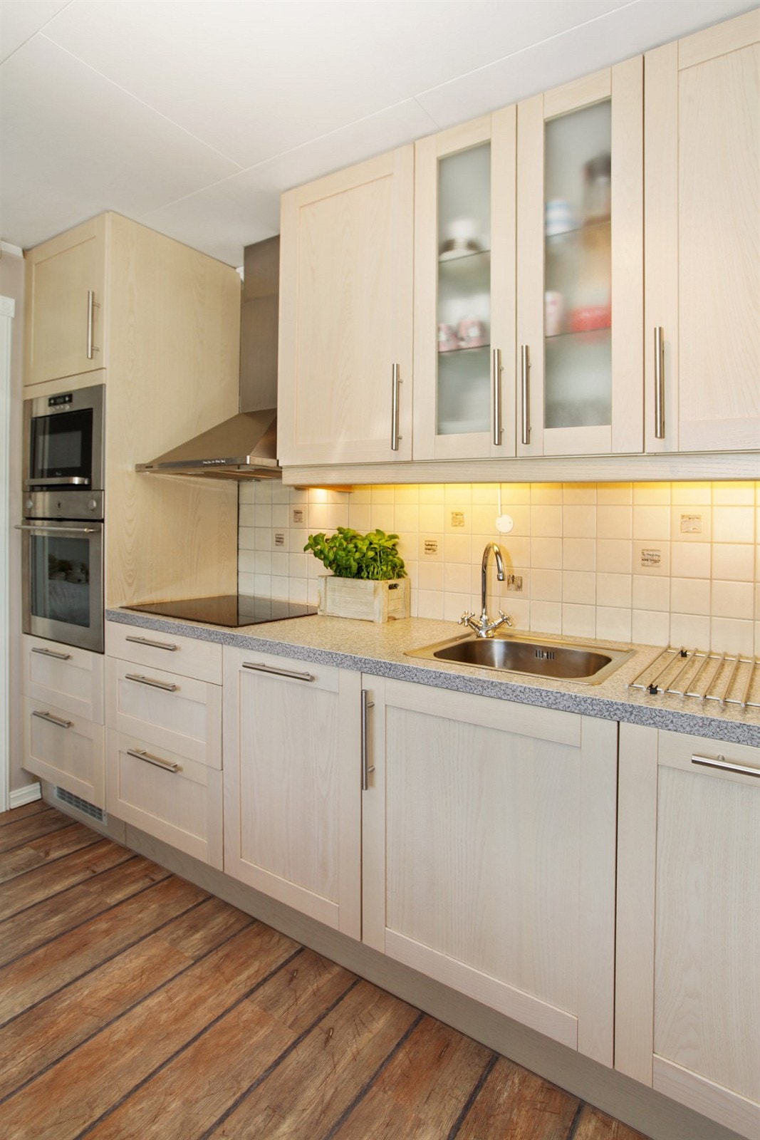 Velutstyrt kjøkken fra 2007 med integrert komfyr, mikro og oppvaskmaskin. Takhøy innredning med god skap- og benkeplass. Galleribilde