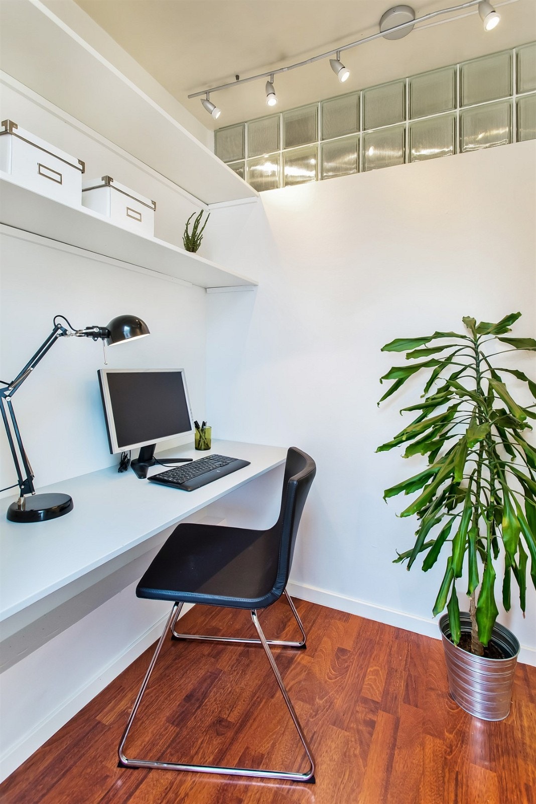 Den innvendige boden tilknyttet kjøkkenet er benyttet som et hjemmekontor Galleribilde