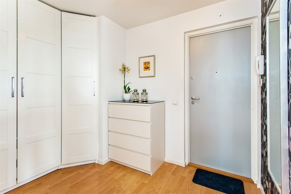 Entre med praktisk og romslig garderobe Galleribilde