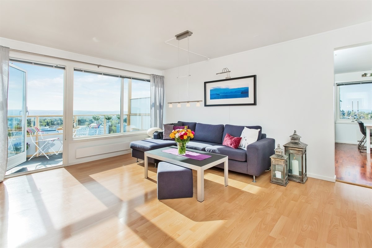 Lys og romslig stue med utgang til balkongen Galleribilde