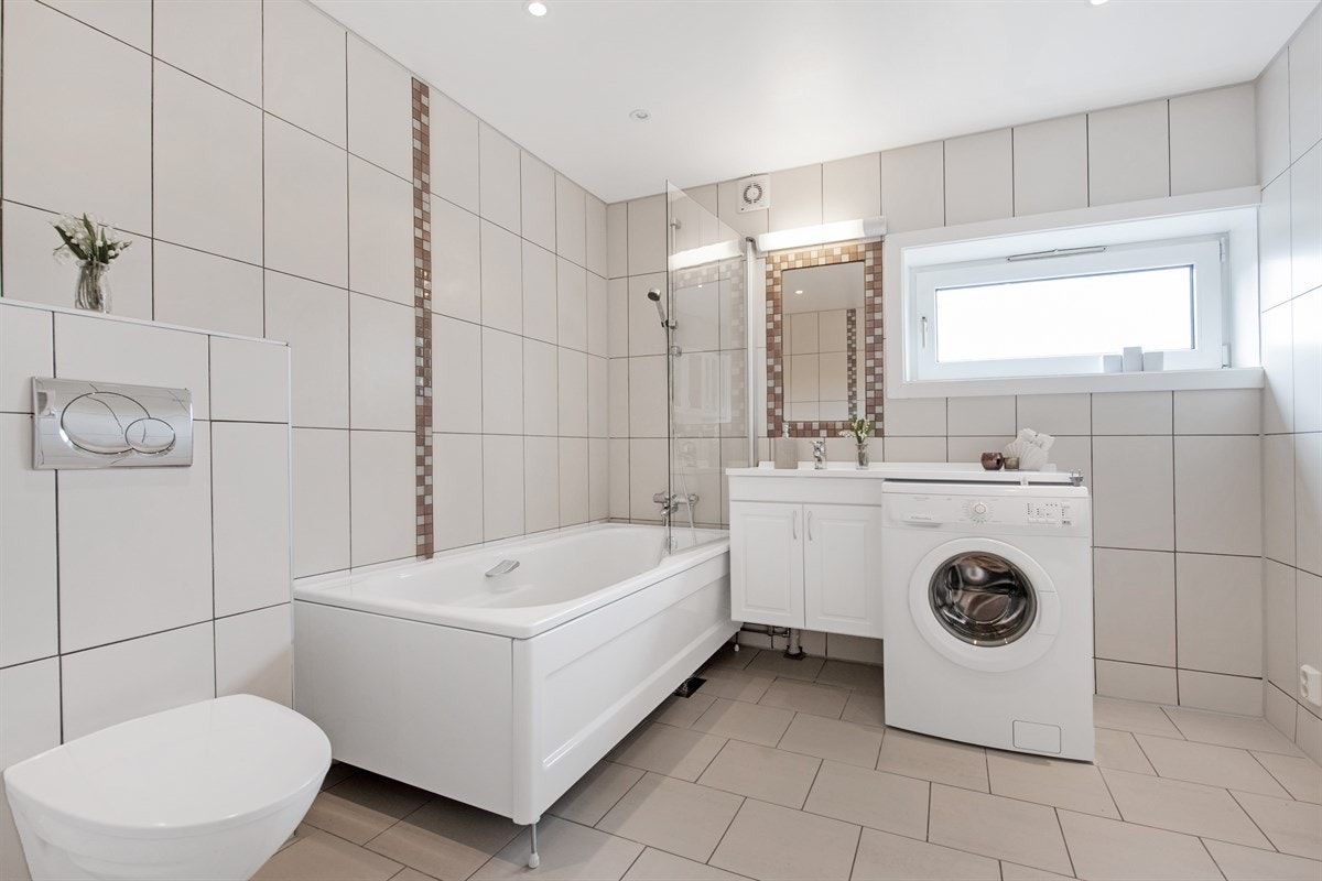 Totalrehabilitert bad fra 2011. Da dette er en endeleilighet har den et ekstra vindu på badet. Galleribilde