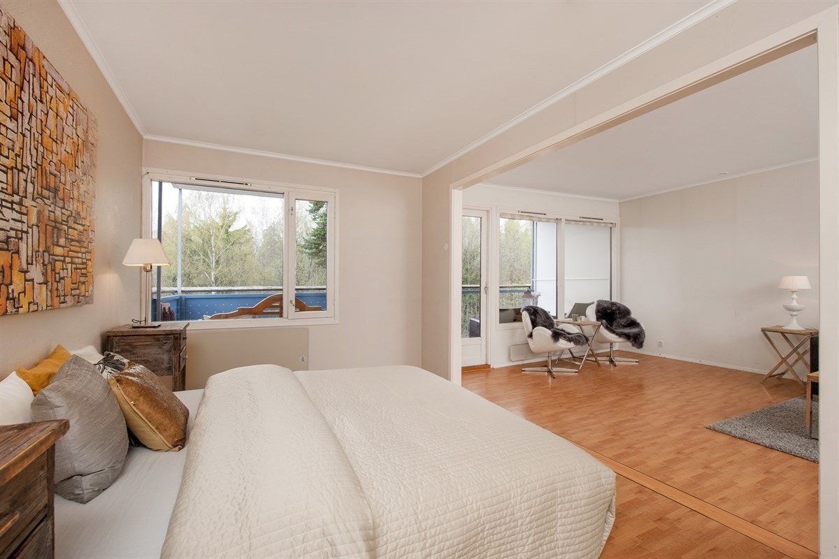 Den ene delen av stuen er innredet som et soverom. Leiligheten er lys med store vindusflater. Galleribilde