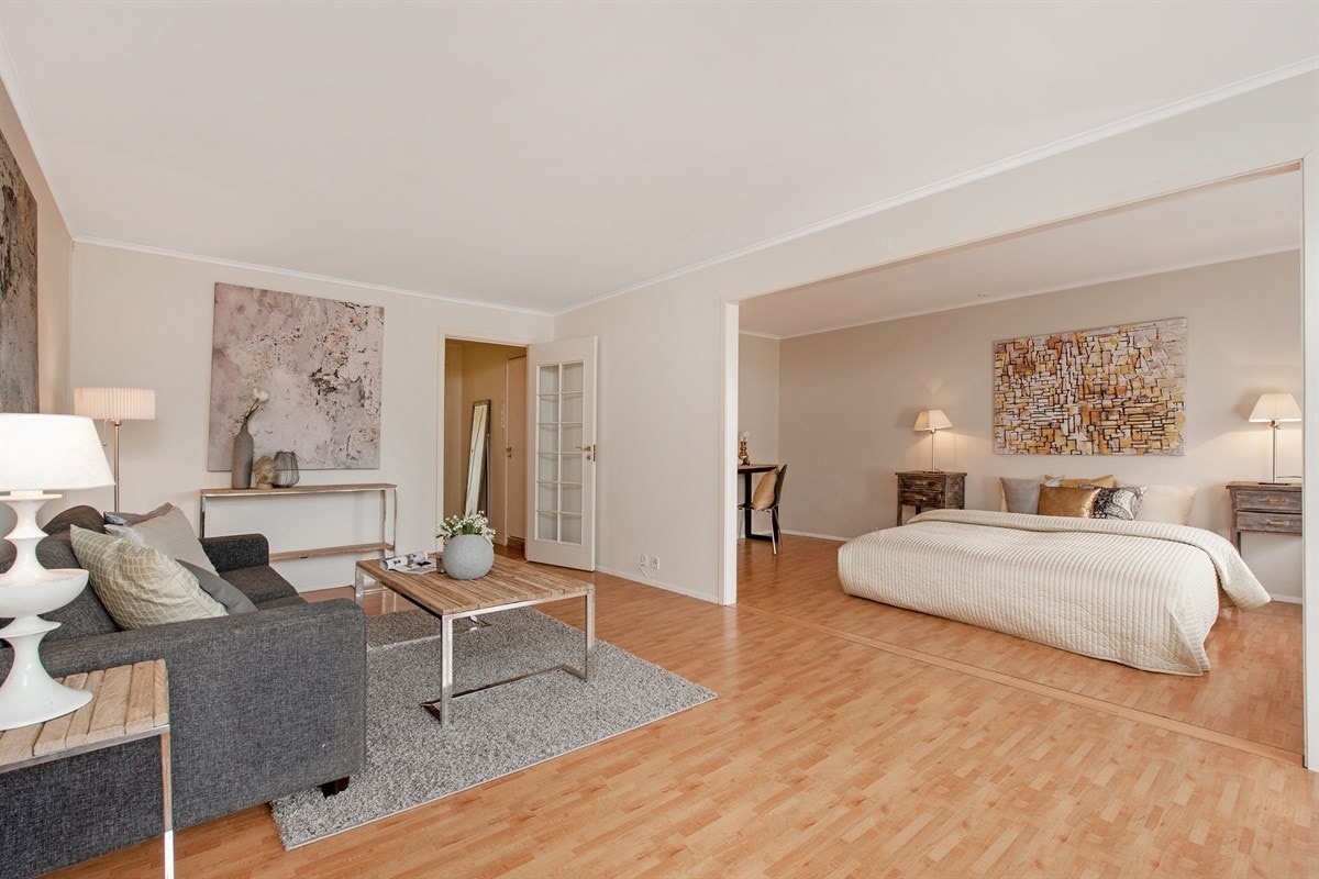 Stuen inneholder nå det opprinnelige hovedsoverommet. Leiligheten er opprinnelig en 4-roms leilighet og kan enkelt tilbakeføres til opprinnelig planløsning. Galleribilde