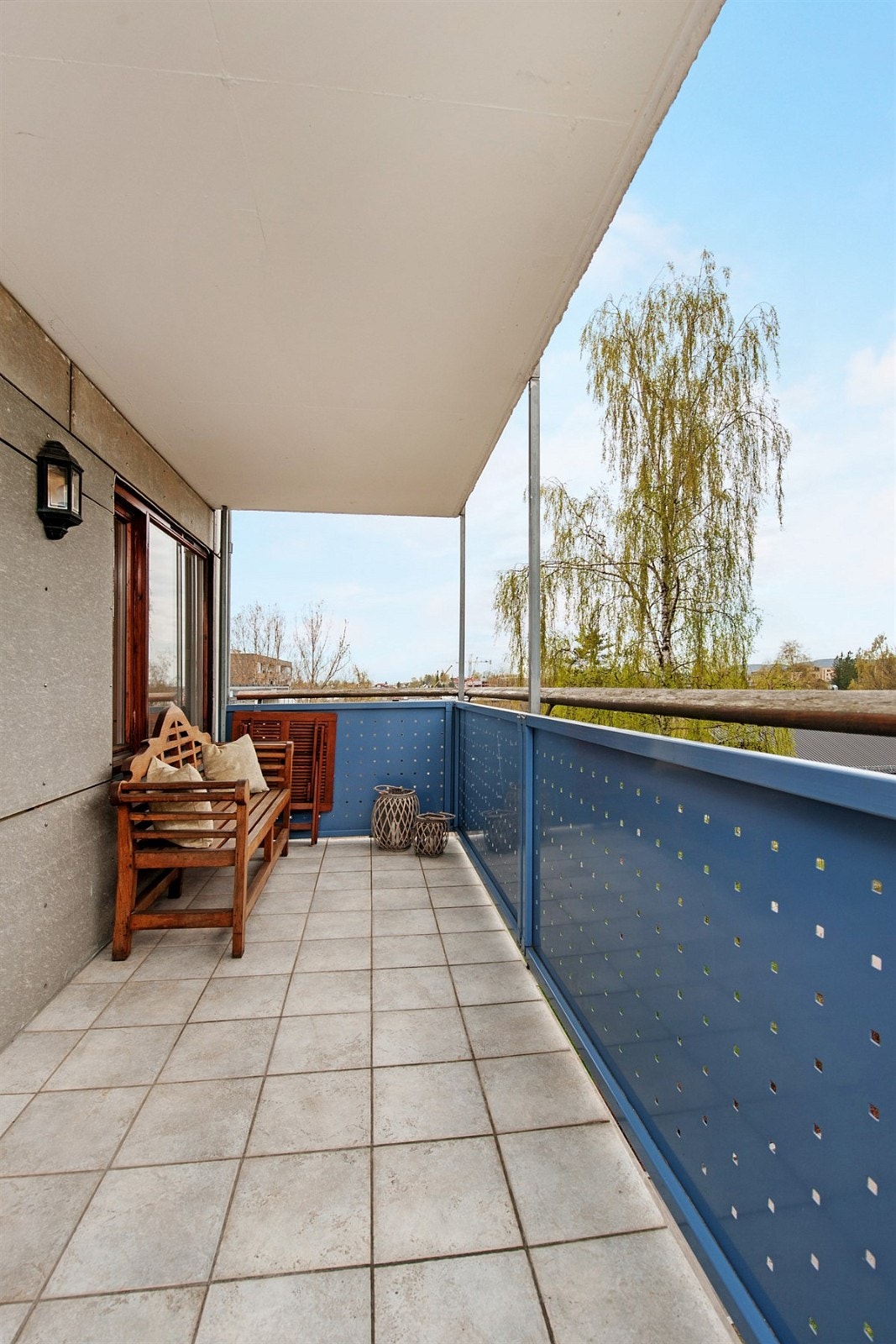 Flislagt balkong på 11 kvm med ettermiddag/kveldssol og fritt utsyn. Galleribilde