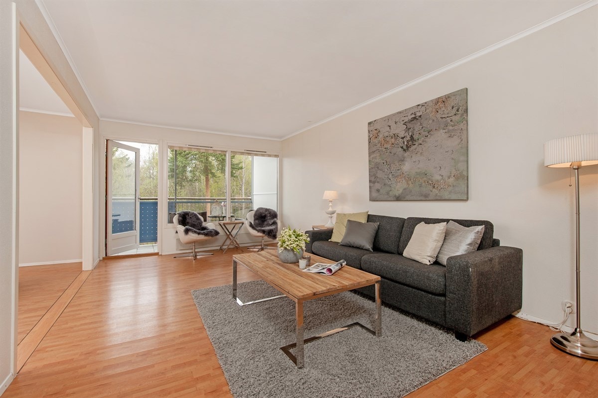 Romslig stue med utgang til balkongen på 11 kvm. Galleribilde