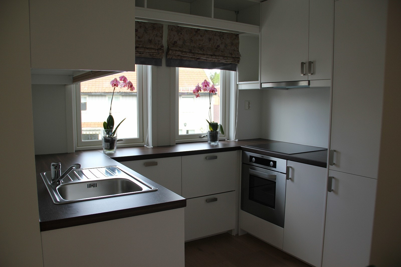 Kjøkken med alle hvitevarer Galleribilde