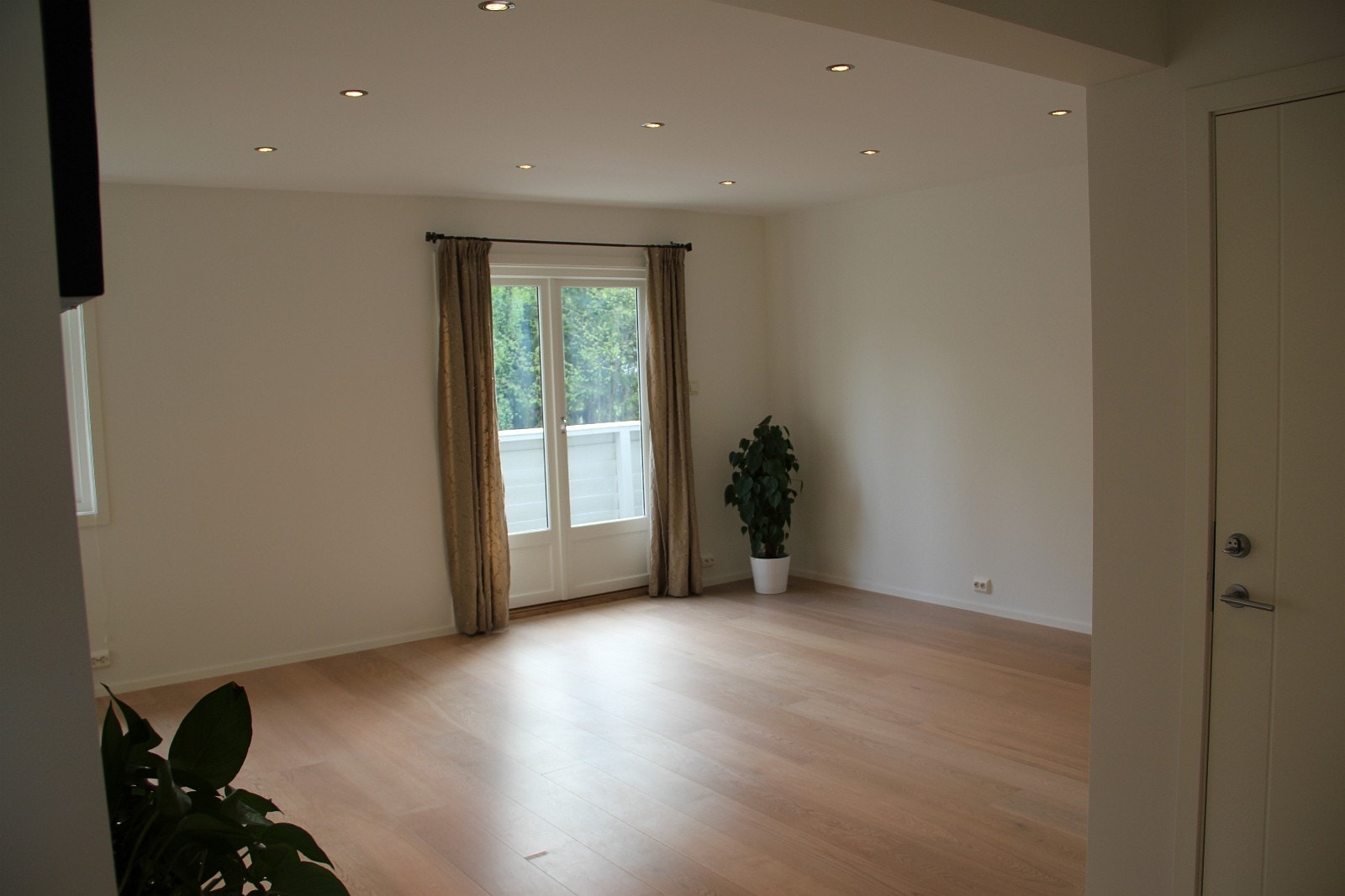 Stue med utgang til vestvendt balkong Galleribilde