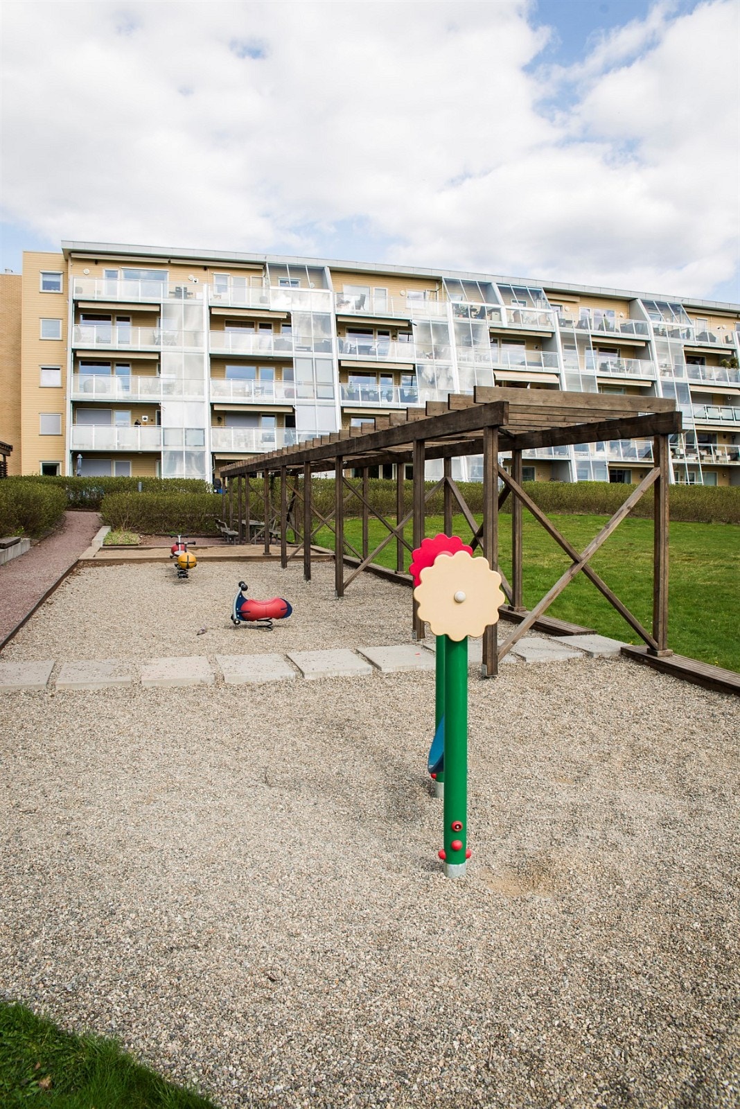 Fasade og lekeplass Galleribilde