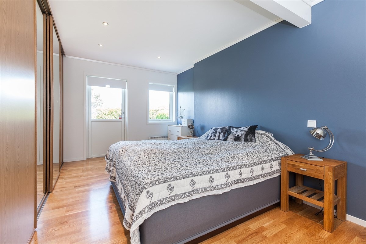 Soverom nr. 3 med utgang til baksiden av huset. Galleribilde