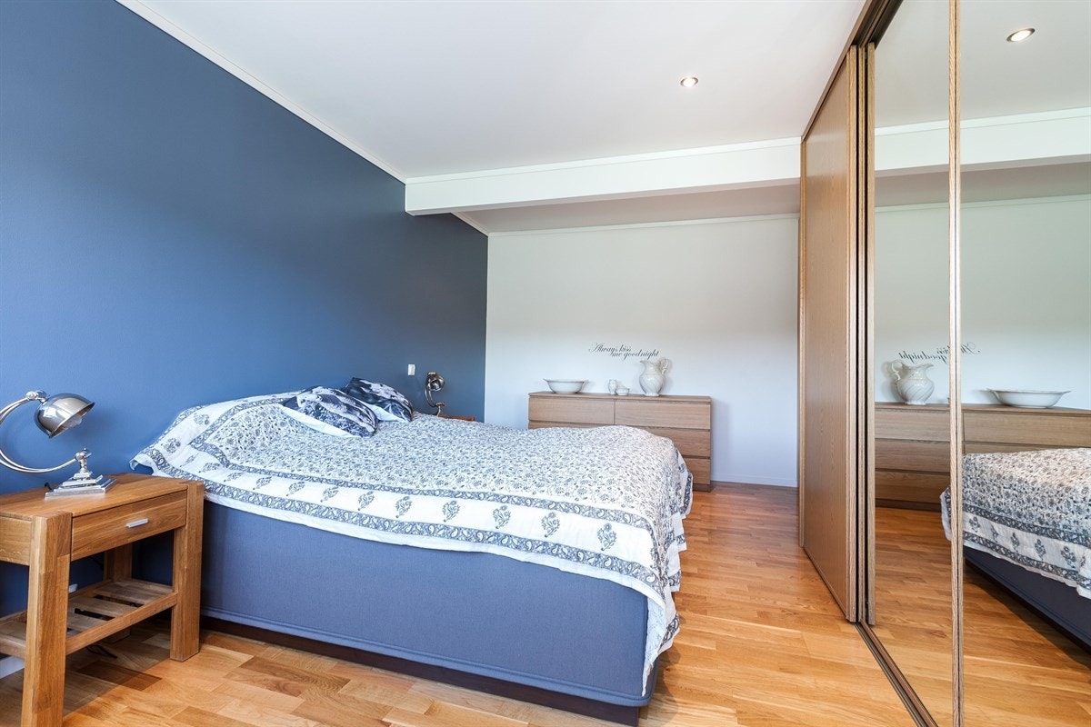 Soverom nr. 3 med skyvedørsgarderobe. Galleribilde