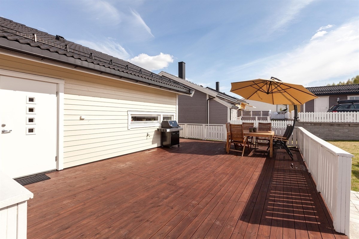 Treterrassen er nylig beiset. Galleribilde