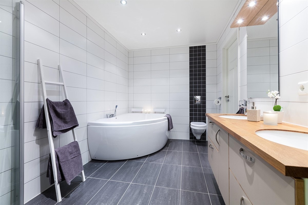 Badet har vegghengt toalett. Galleribilde