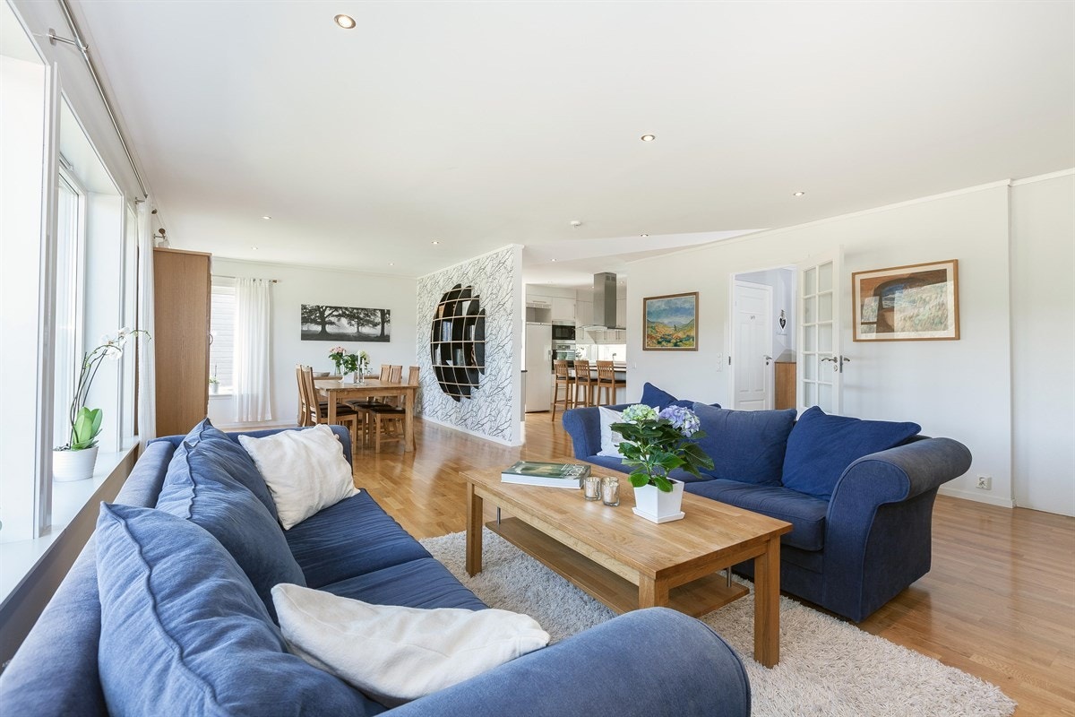 Stuen er malt i lyse og moderne farger. Galleribilde